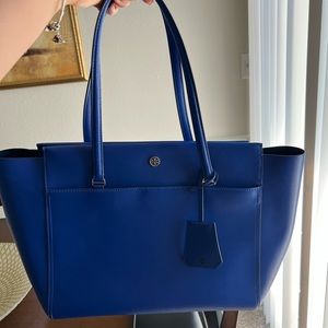 Tory Burch purse, it’s a medium size purse, used but in very good condition.